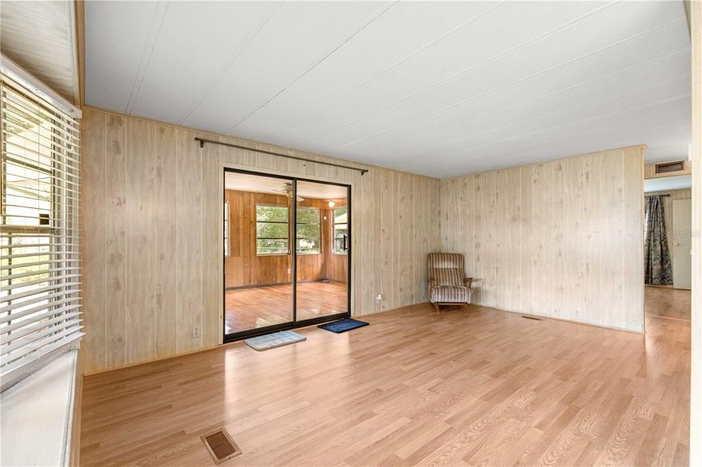 For Sale: $129,000 (2 beds, 2 baths, 997 Square Feet)