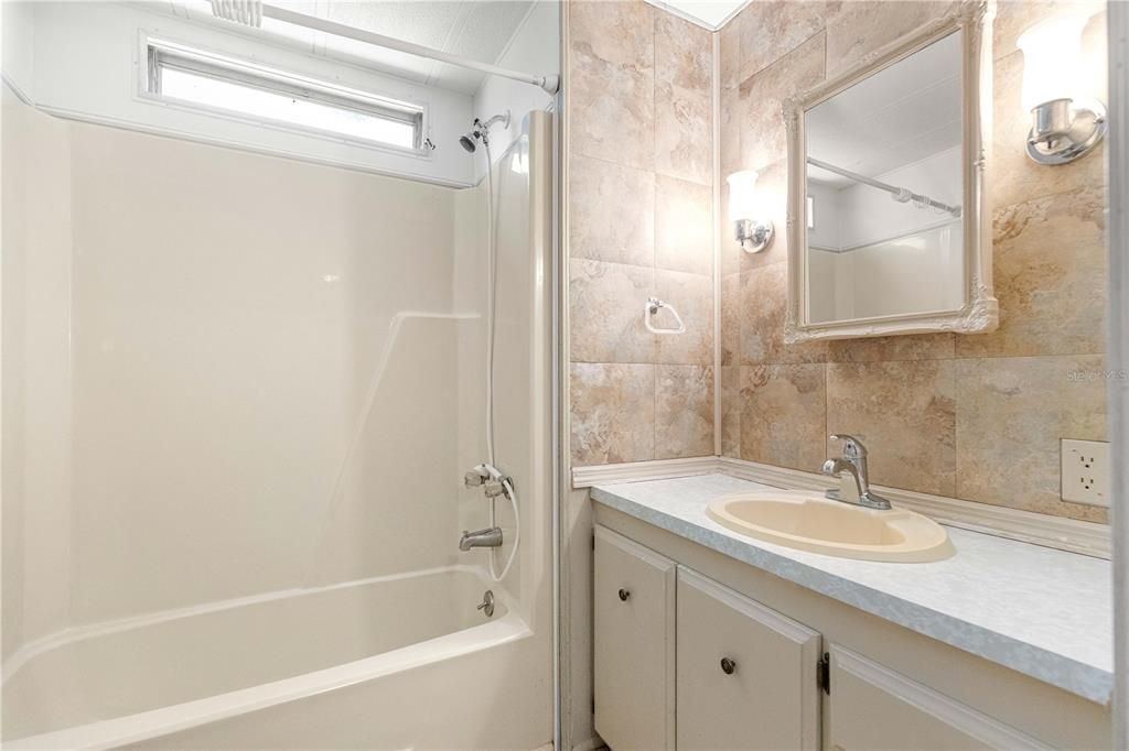 For Sale: $129,000 (2 beds, 2 baths, 997 Square Feet)