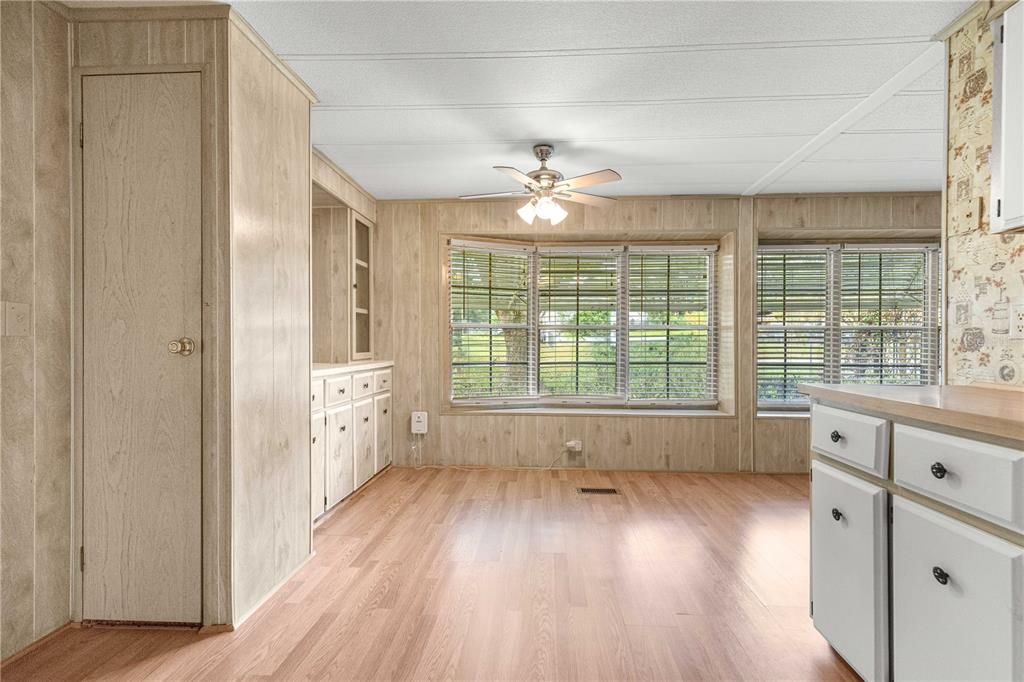 For Sale: $129,000 (2 beds, 2 baths, 997 Square Feet)