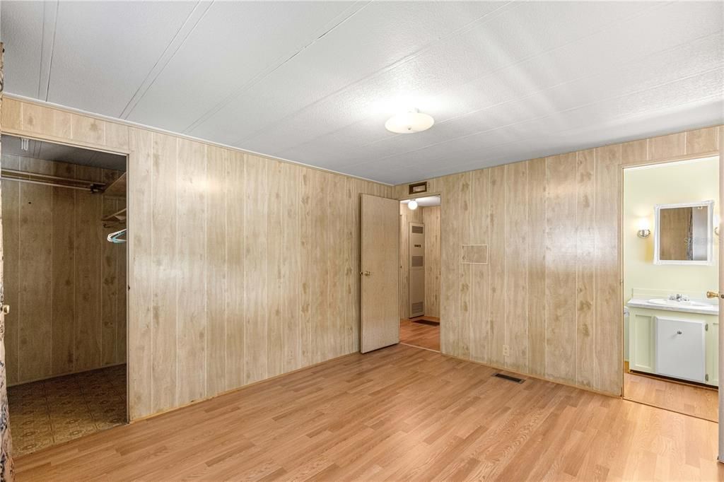For Sale: $129,000 (2 beds, 2 baths, 997 Square Feet)