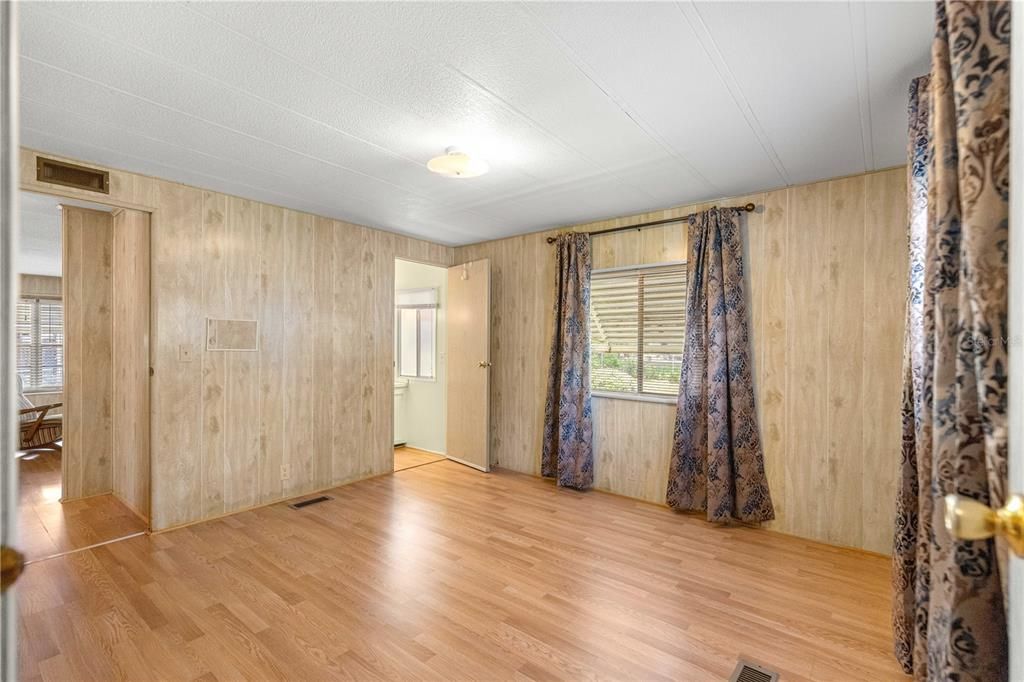 For Sale: $129,000 (2 beds, 2 baths, 997 Square Feet)