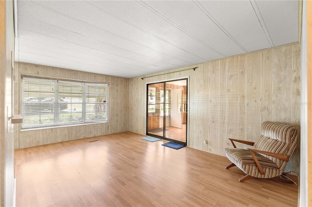 For Sale: $129,000 (2 beds, 2 baths, 997 Square Feet)