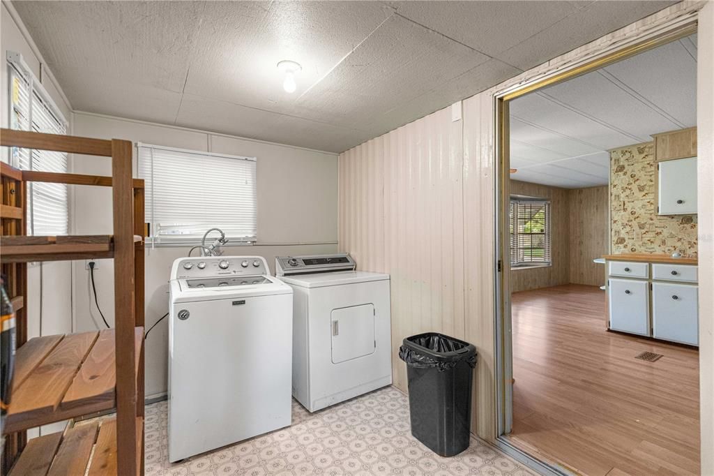 For Sale: $129,000 (2 beds, 2 baths, 997 Square Feet)