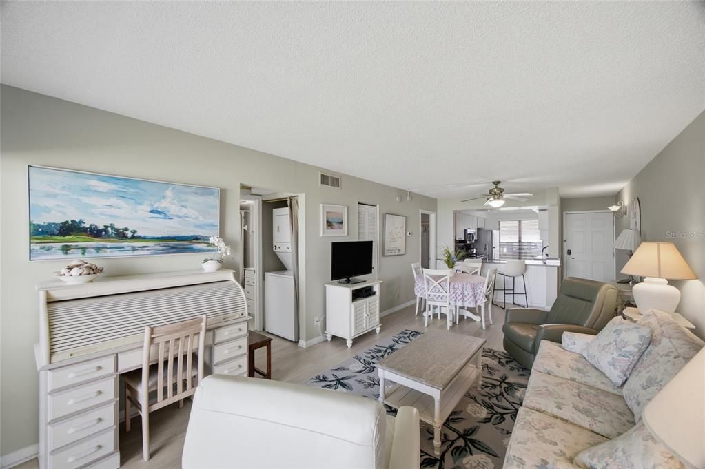 For Rent: $2,395 (2 beds, 2 baths, 890 Square Feet)