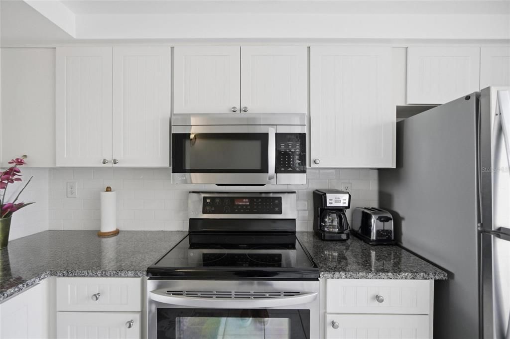 For Rent: $2,395 (2 beds, 2 baths, 890 Square Feet)