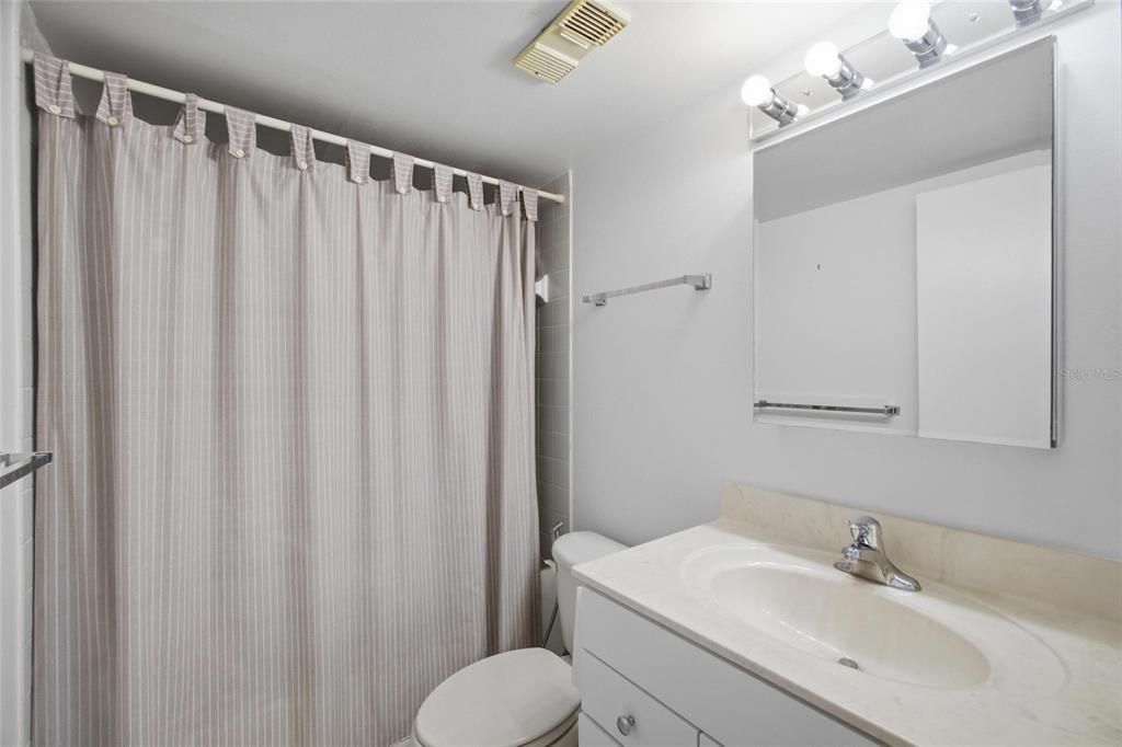 For Rent: $2,395 (2 beds, 2 baths, 890 Square Feet)