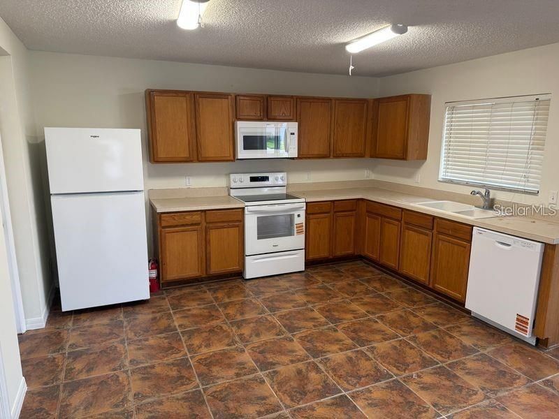 En Venta: $420,000 (4 camas, 2 baños, 2411 Pies cuadrados)