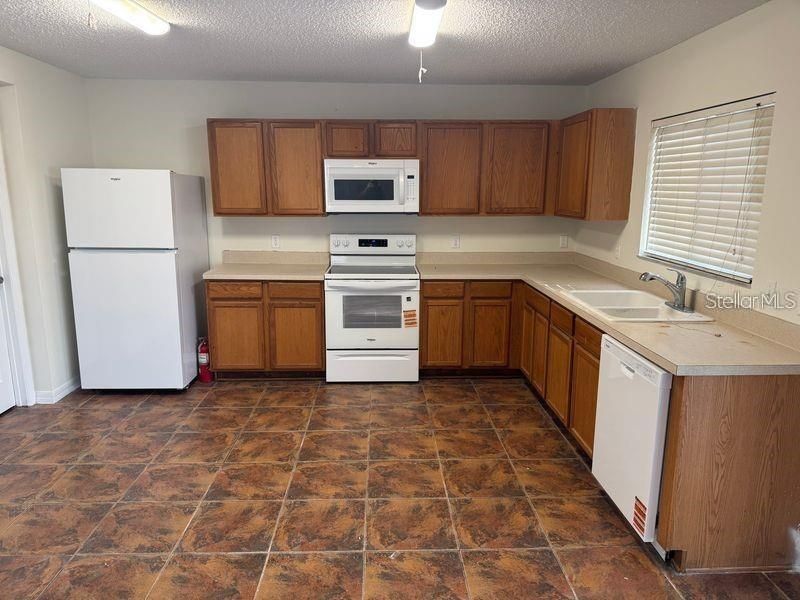 En Venta: $420,000 (4 camas, 2 baños, 2411 Pies cuadrados)