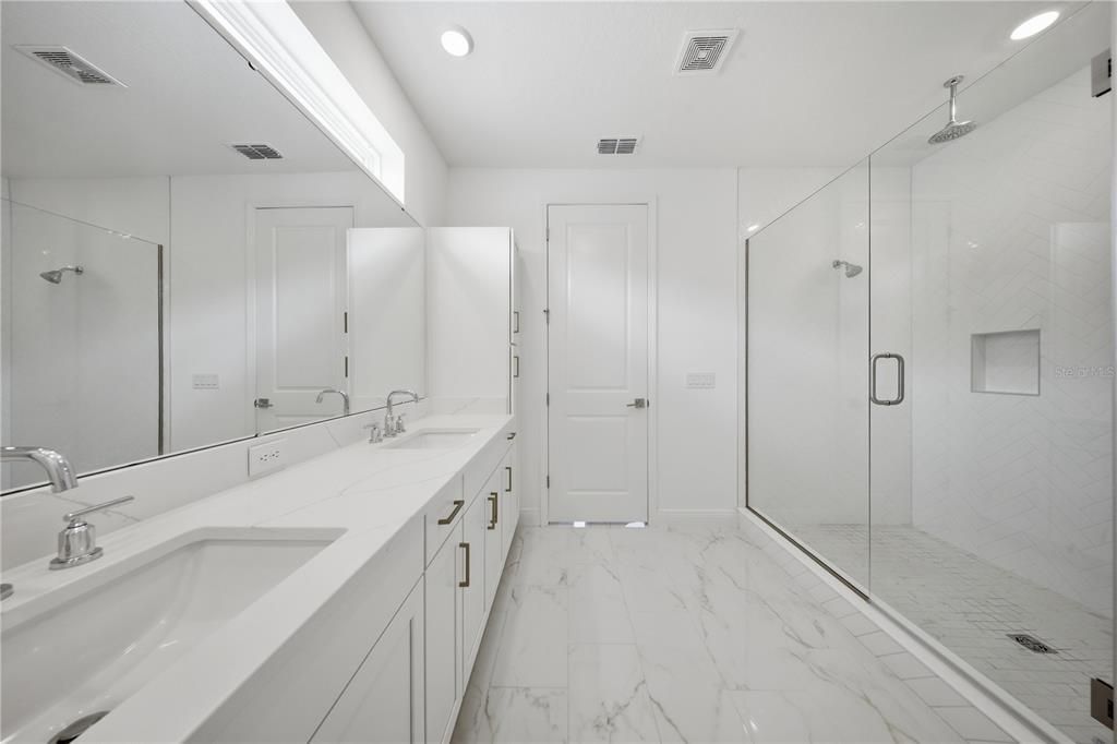 En Venta: $1,149,000 (4 camas, 4 baños, 4226 Pies cuadrados)