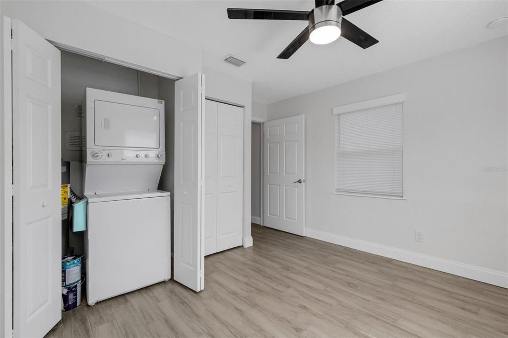 Active With Contract: $305,000 (3 beds, 1 baths, 1039 Square Feet)