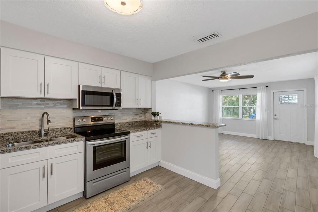 Active With Contract: $305,000 (3 beds, 1 baths, 1039 Square Feet)