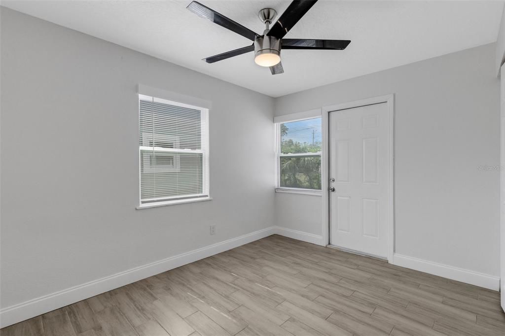 Active With Contract: $305,000 (3 beds, 1 baths, 1039 Square Feet)