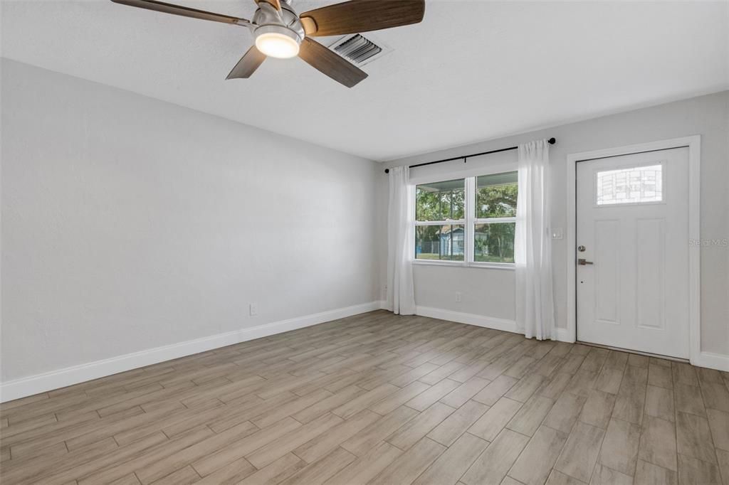 Active With Contract: $305,000 (3 beds, 1 baths, 1039 Square Feet)