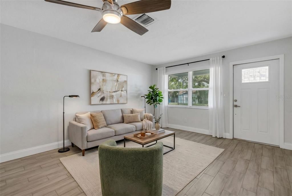 Active With Contract: $305,000 (3 beds, 1 baths, 1039 Square Feet)