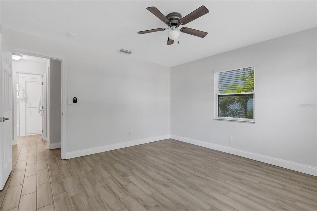 Active With Contract: $305,000 (3 beds, 1 baths, 1039 Square Feet)