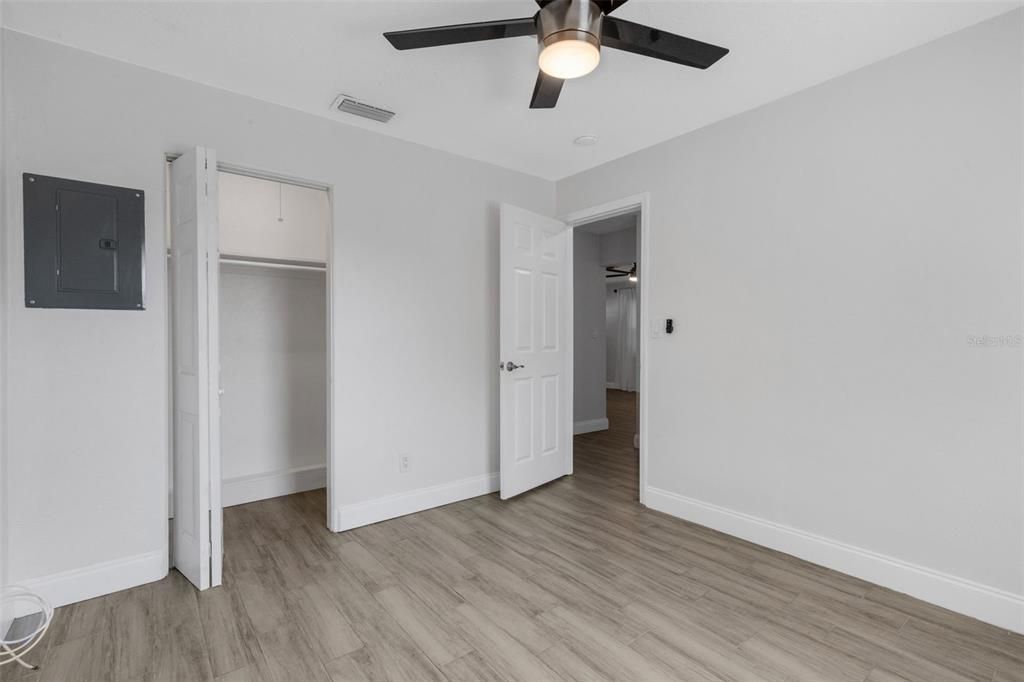Active With Contract: $305,000 (3 beds, 1 baths, 1039 Square Feet)