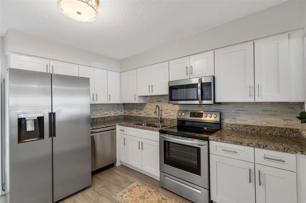 Active With Contract: $305,000 (3 beds, 1 baths, 1039 Square Feet)