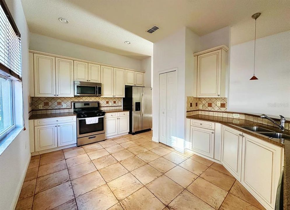 For Rent: $3,200 (4 beds, 3 baths, 2804 Square Feet)