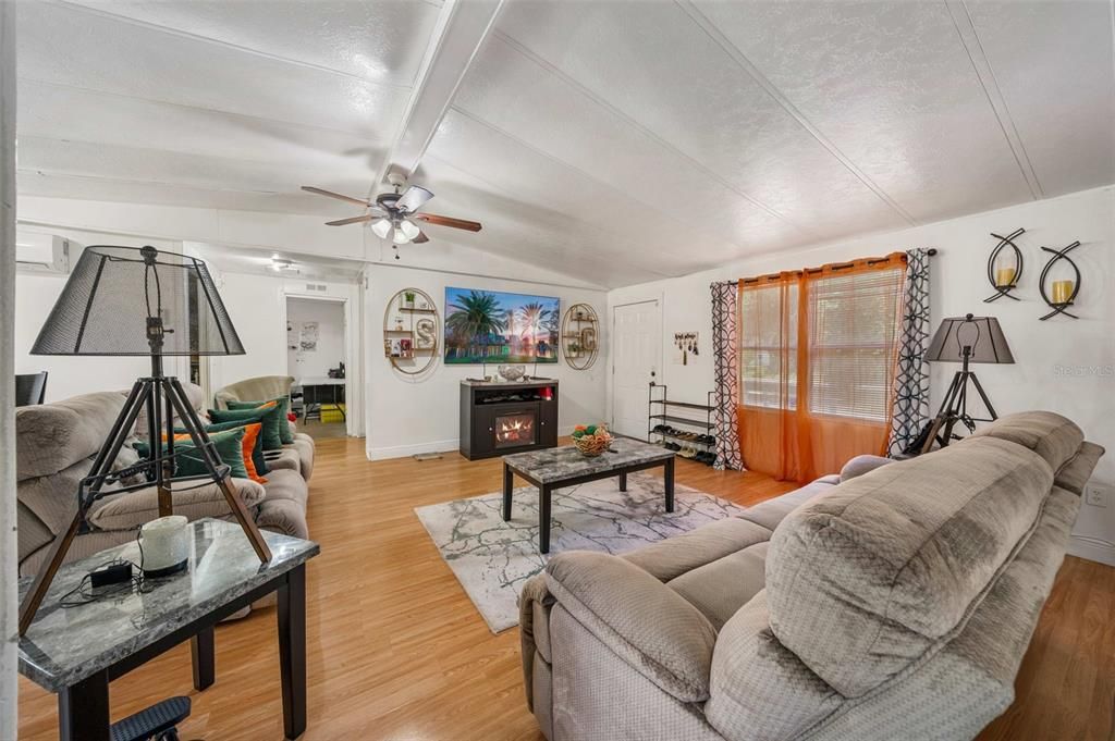 For Sale: $175,000 (3 beds, 2 baths, 1358 Square Feet)