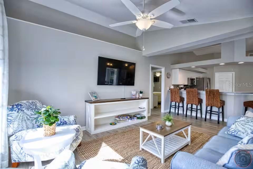 Под контрактом: $439,000 (3 спален, 2 ванн, 1865 Квадратных фут)