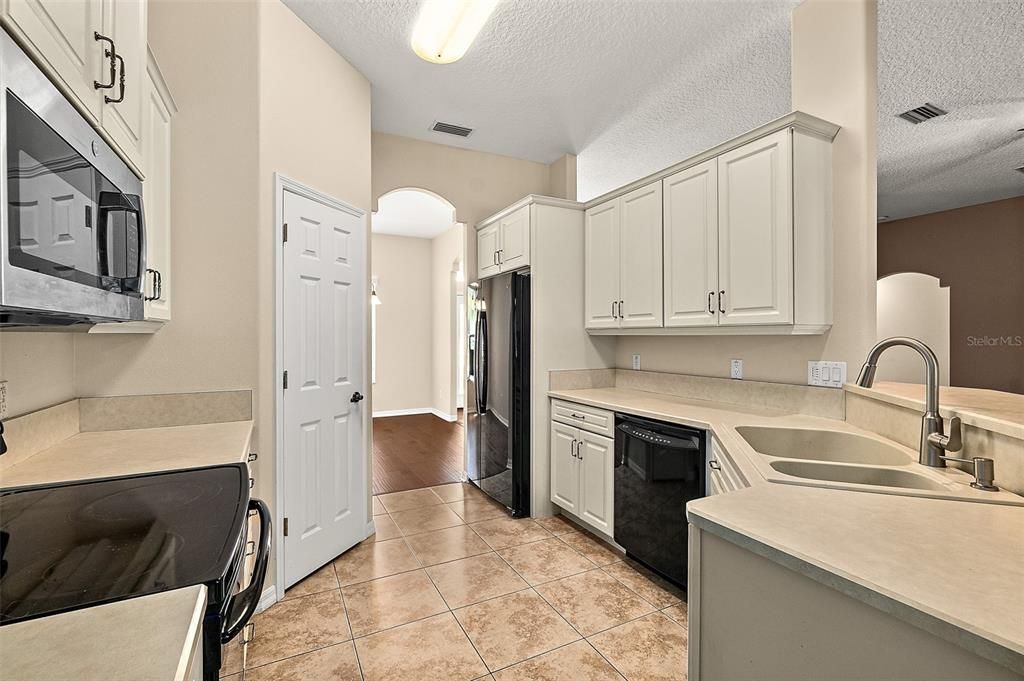 For Sale: $375,000 (3 beds, 2 baths, 2046 Square Feet)