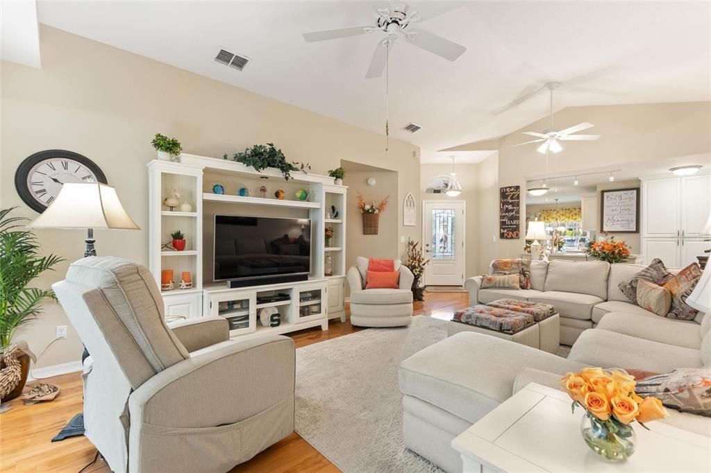 For Sale: $335,000 (2 beds, 2 baths, 1799 Square Feet)