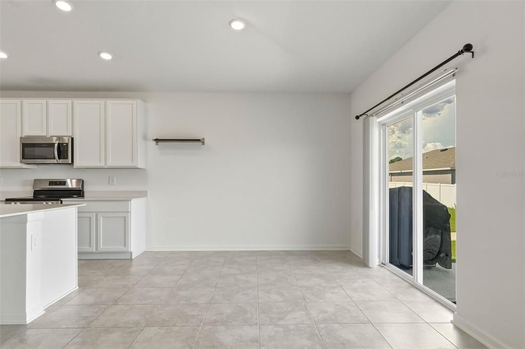En Venta: $389,000 (4 camas, 2 baños, 1922 Pies cuadrados)