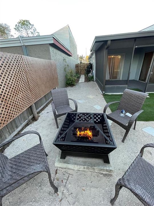 For Sale: $275,000 (2 beds, 2 baths, 1024 Square Feet)