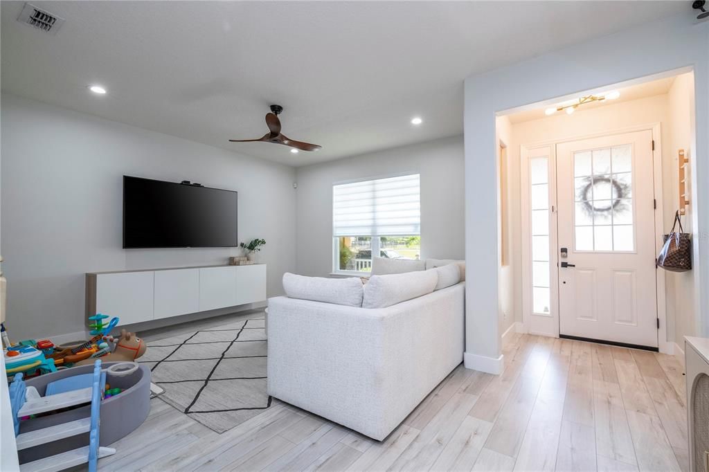For Sale: $475,000 (3 beds, 2 baths, 1600 Square Feet)