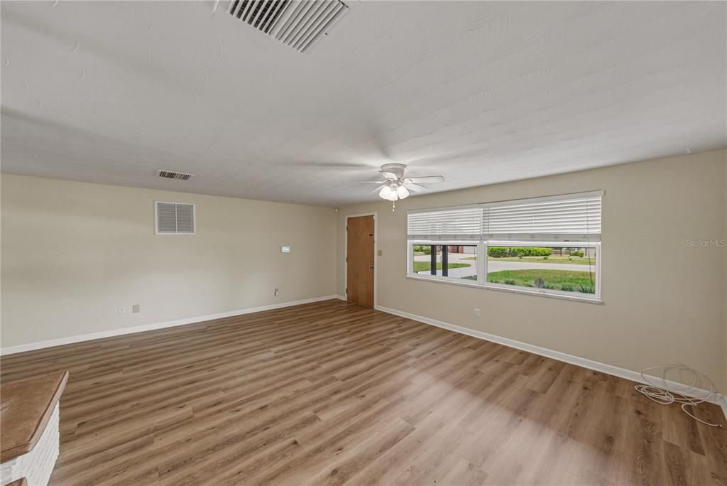 For Sale: $274,900 (3 beds, 2 baths, 1604 Square Feet)