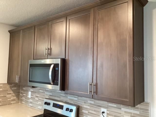 На продажу: $369,900 (4 спален, 2 ванн, 1700 Квадратных фут)