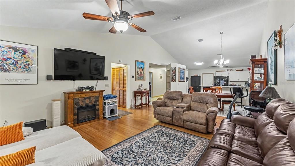 For Sale: $170,000 (2 beds, 2 baths, 1385 Square Feet)