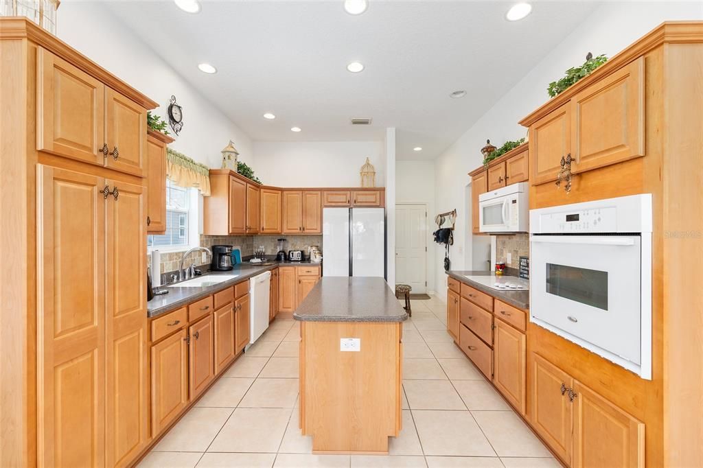 На продажу: $434,999 (3 спален, 2 ванн, 1851 Квадратных фут)