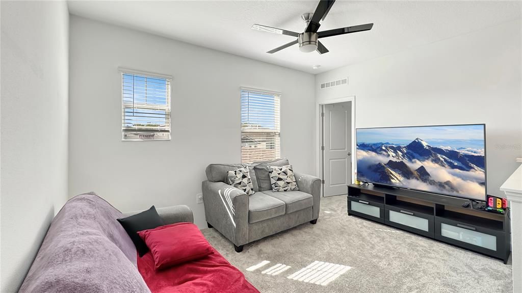 Activo con contrato: $599,000 (5 camas, 3 baños, 3469 Pies cuadrados)