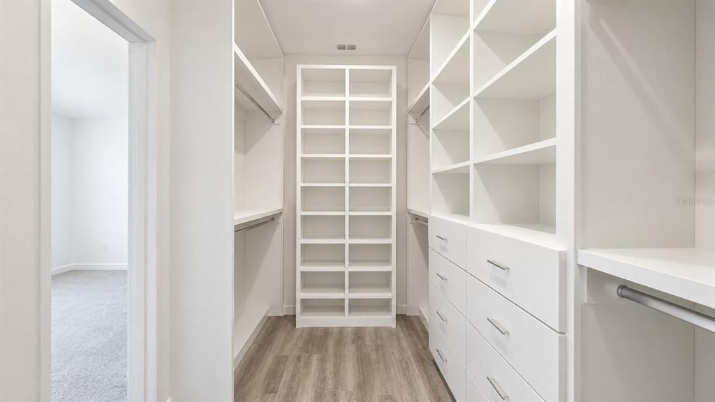 Activo con contrato: $599,000 (5 camas, 3 baños, 3469 Pies cuadrados)