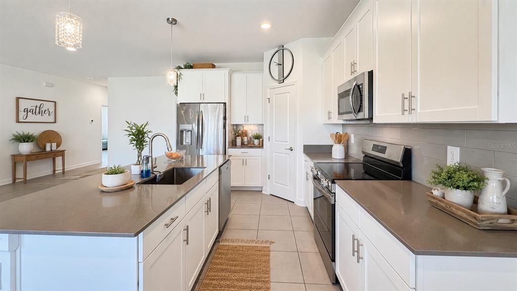 Activo con contrato: $599,000 (5 camas, 3 baños, 3469 Pies cuadrados)