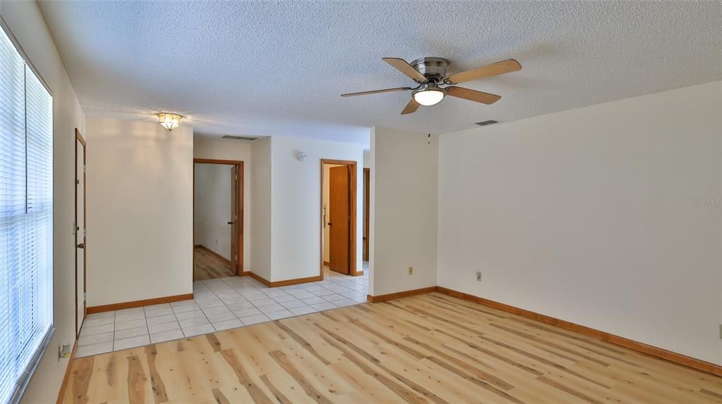 For Sale: $265,900 (2 beds, 2 baths, 1299 Square Feet)