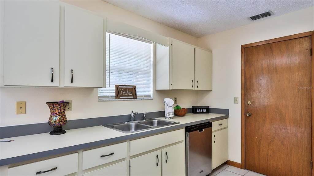 For Sale: $265,900 (2 beds, 2 baths, 1299 Square Feet)