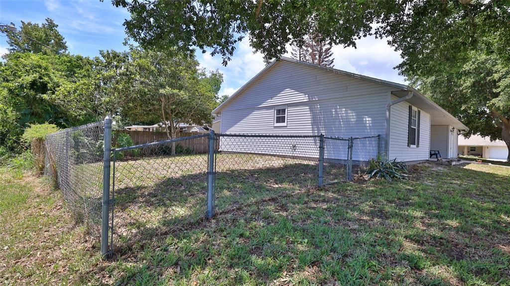 For Sale: $265,900 (2 beds, 2 baths, 1299 Square Feet)