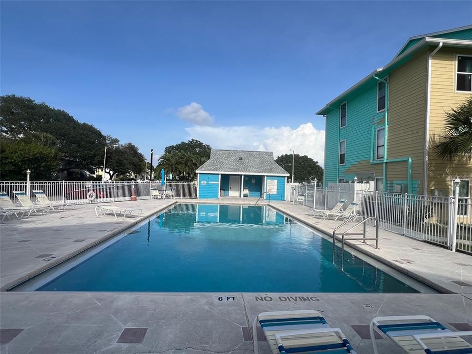 For Sale: $179,900 (2 beds, 2 baths, 898 Square Feet)