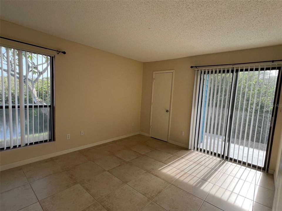 For Sale: $179,900 (2 beds, 2 baths, 898 Square Feet)