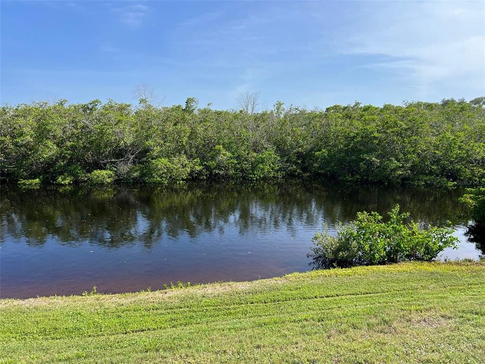 For Sale: $179,900 (2 beds, 2 baths, 898 Square Feet)