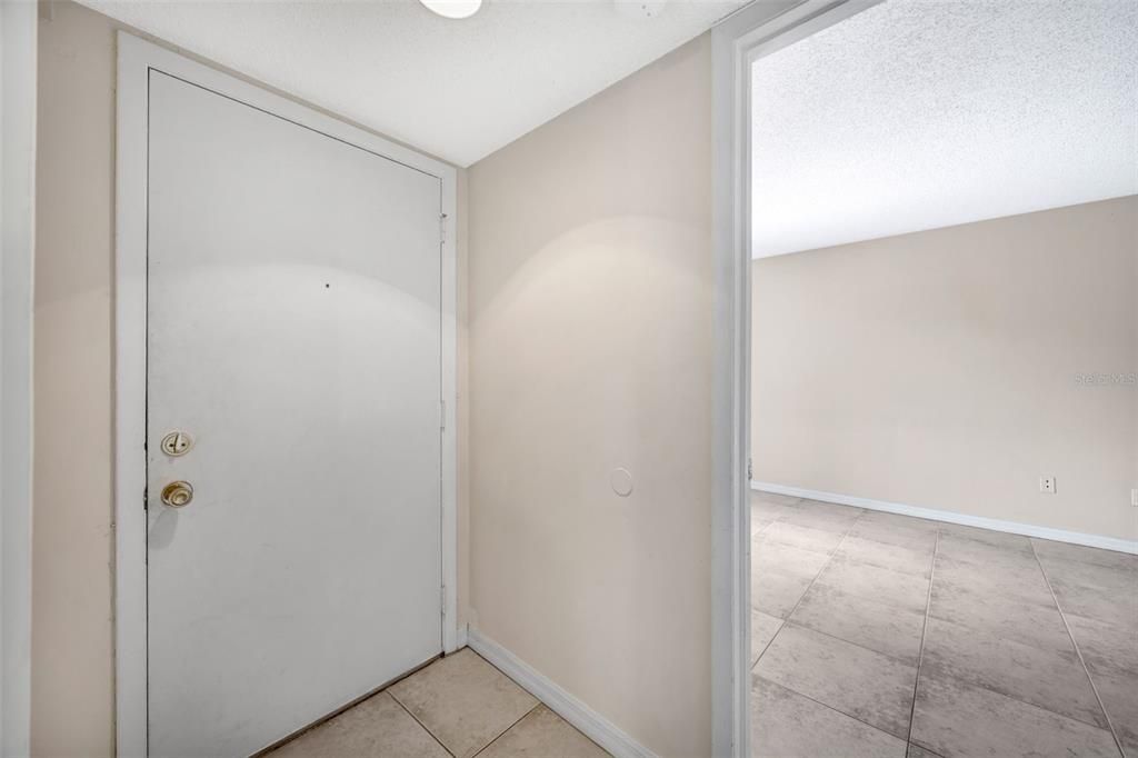For Sale: $179,900 (2 beds, 2 baths, 898 Square Feet)