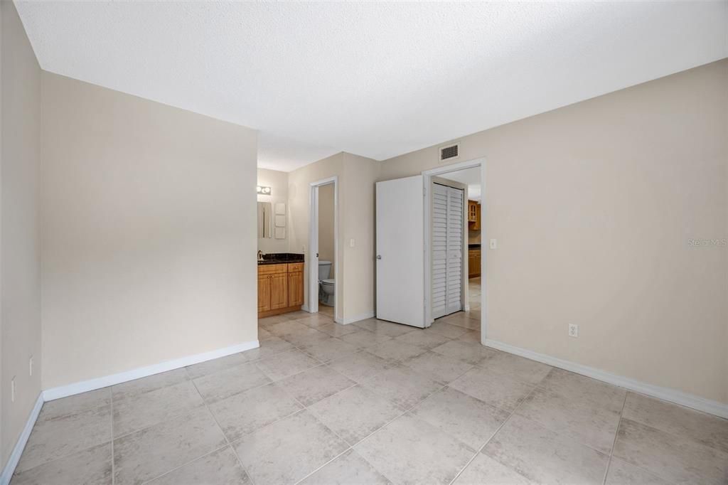 For Sale: $179,900 (2 beds, 2 baths, 898 Square Feet)