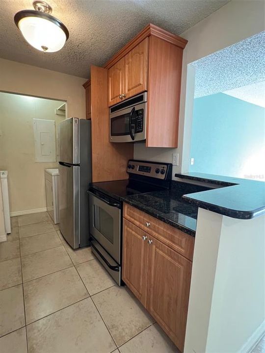 For Sale: $179,900 (2 beds, 2 baths, 898 Square Feet)