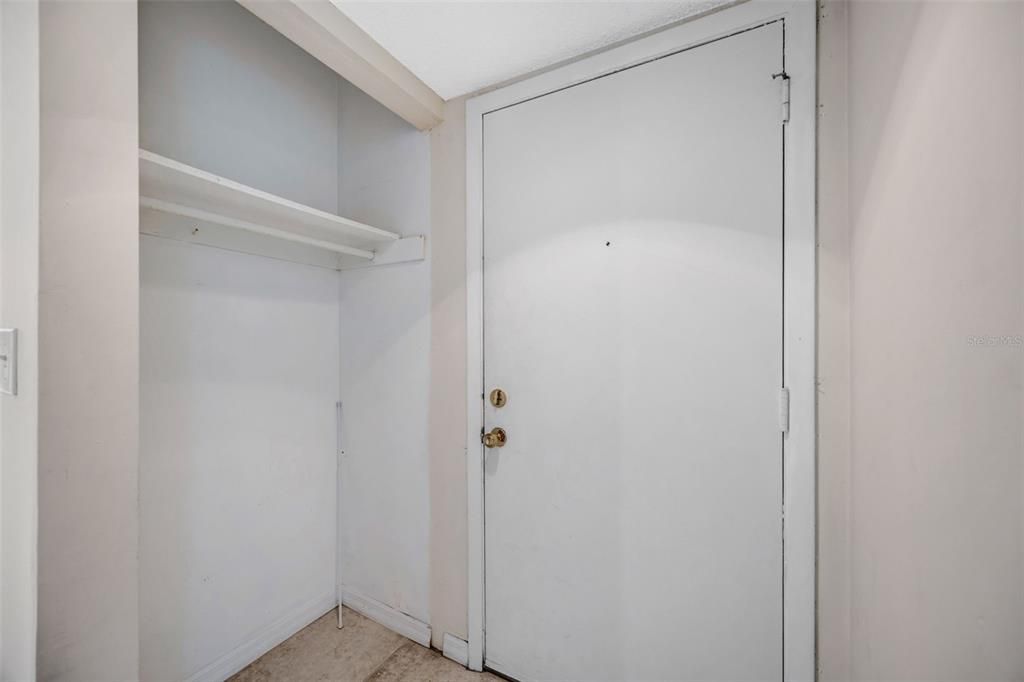For Sale: $179,900 (2 beds, 2 baths, 898 Square Feet)