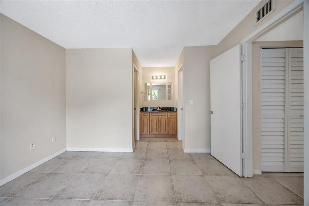 For Sale: $179,900 (2 beds, 2 baths, 898 Square Feet)