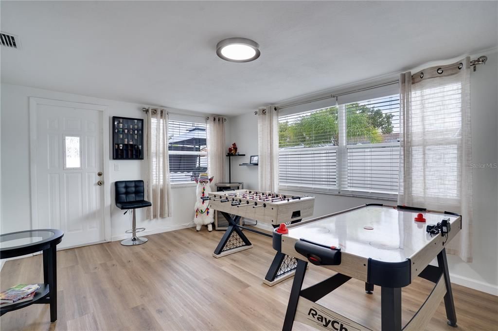 На продажу: $325,000 (4 спален, 2 ванн, 1744 Квадратных фут)