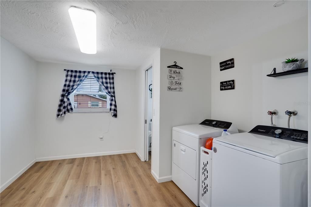 На продажу: $325,000 (4 спален, 2 ванн, 1744 Квадратных фут)
