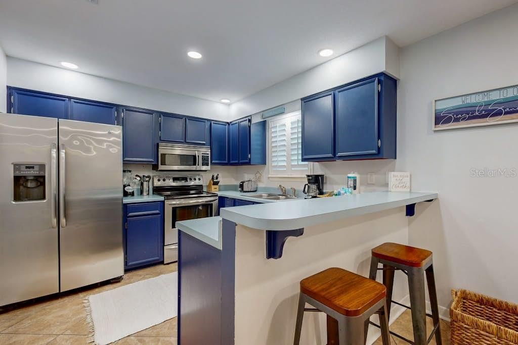 For Sale: $350,000 (2 beds, 2 baths, 840 Square Feet)
